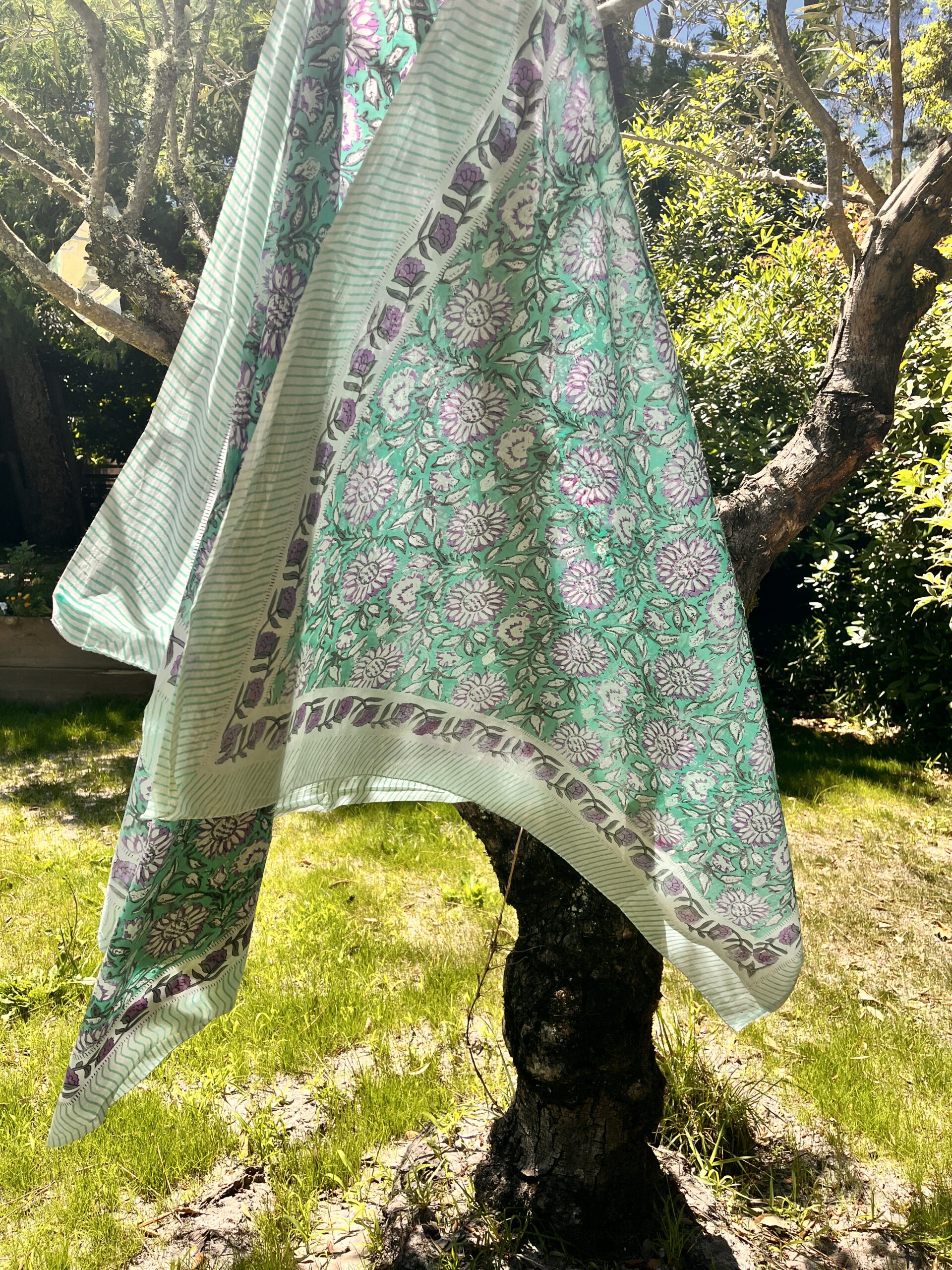 paréo sarong indien voile de coton indien leger fleuri doux coloré jane rouge bleu blanc vert orange gris taupe citron bordure decorée pour la plage Ma Jungle family céladon violet