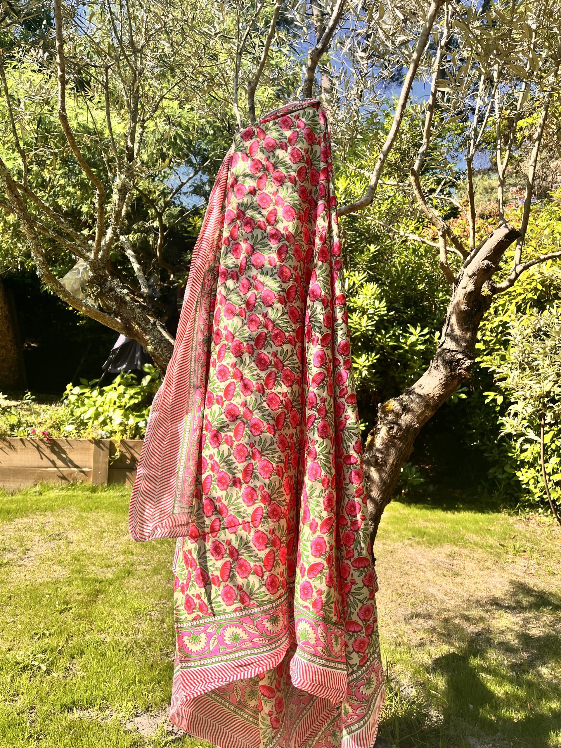 paréo sarong indien voile de coton indien leger fleuri doux coloré jane rouge bleu blanc vert orange gris taupe citron bordure decorée pour la plage Ma Jungle family céladon violet