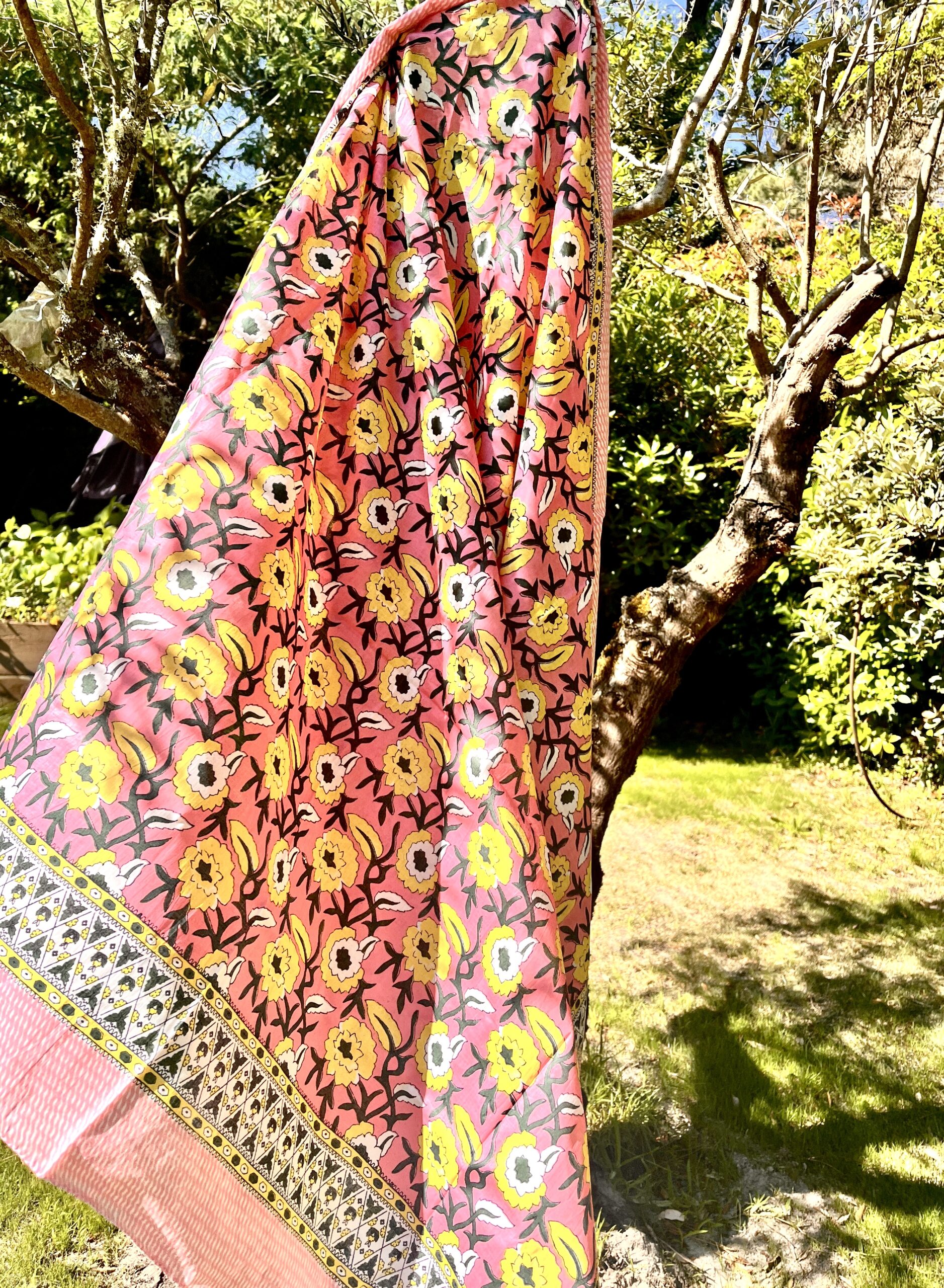 paréo sarong indien voile de coton indien leger fleuri doux coloré jane rouge bleu blanc vert orange gris taupe citron bordure decorée pour la plage Ma Jungle family céladon violet rose jaune