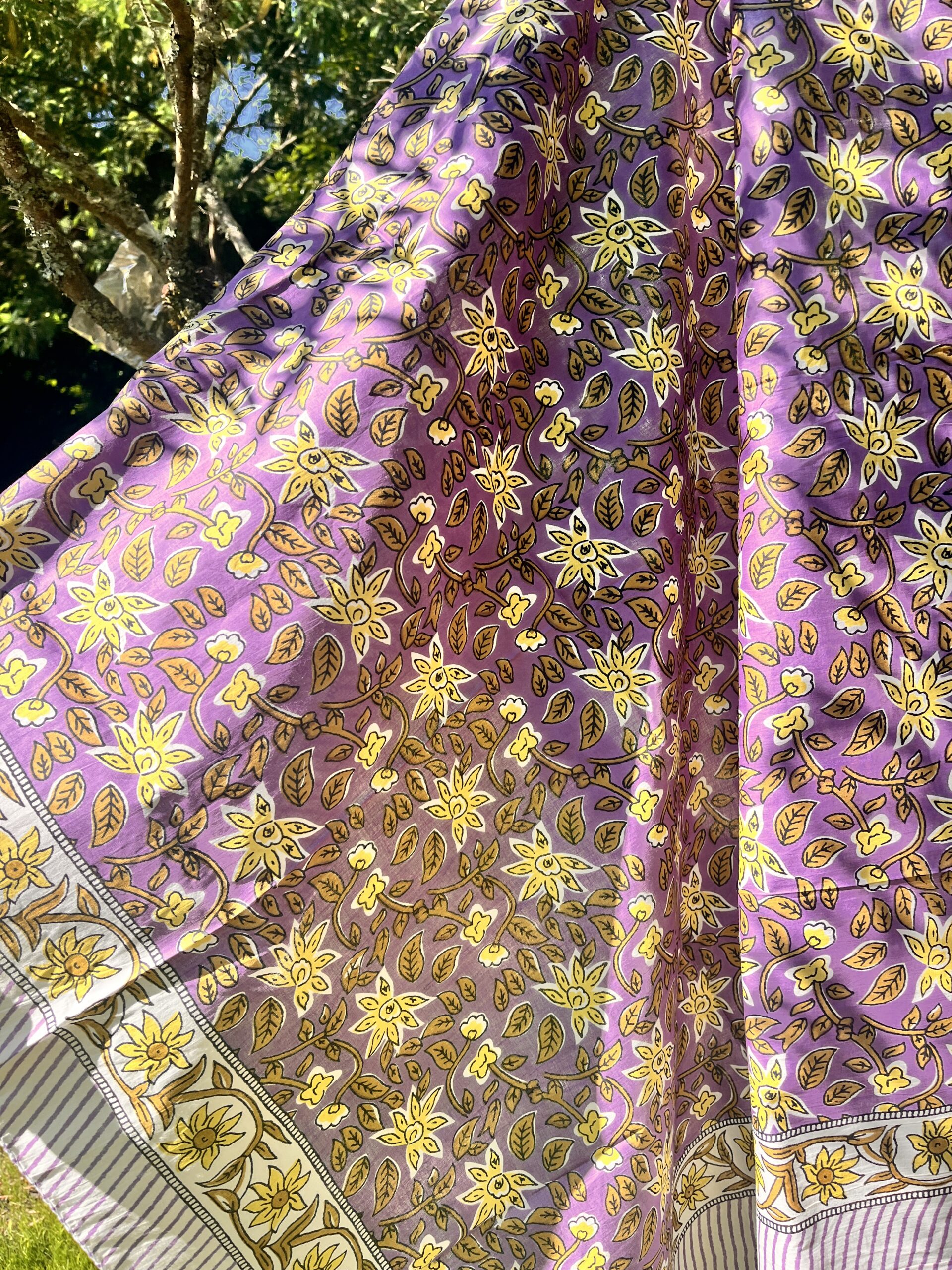 paréo sarong indien voile de coton indien leger fleuri doux coloré jane rouge bleu blanc vert orange gris taupe citron bordure decorée pour la plage Ma Jungle family céladon violet
