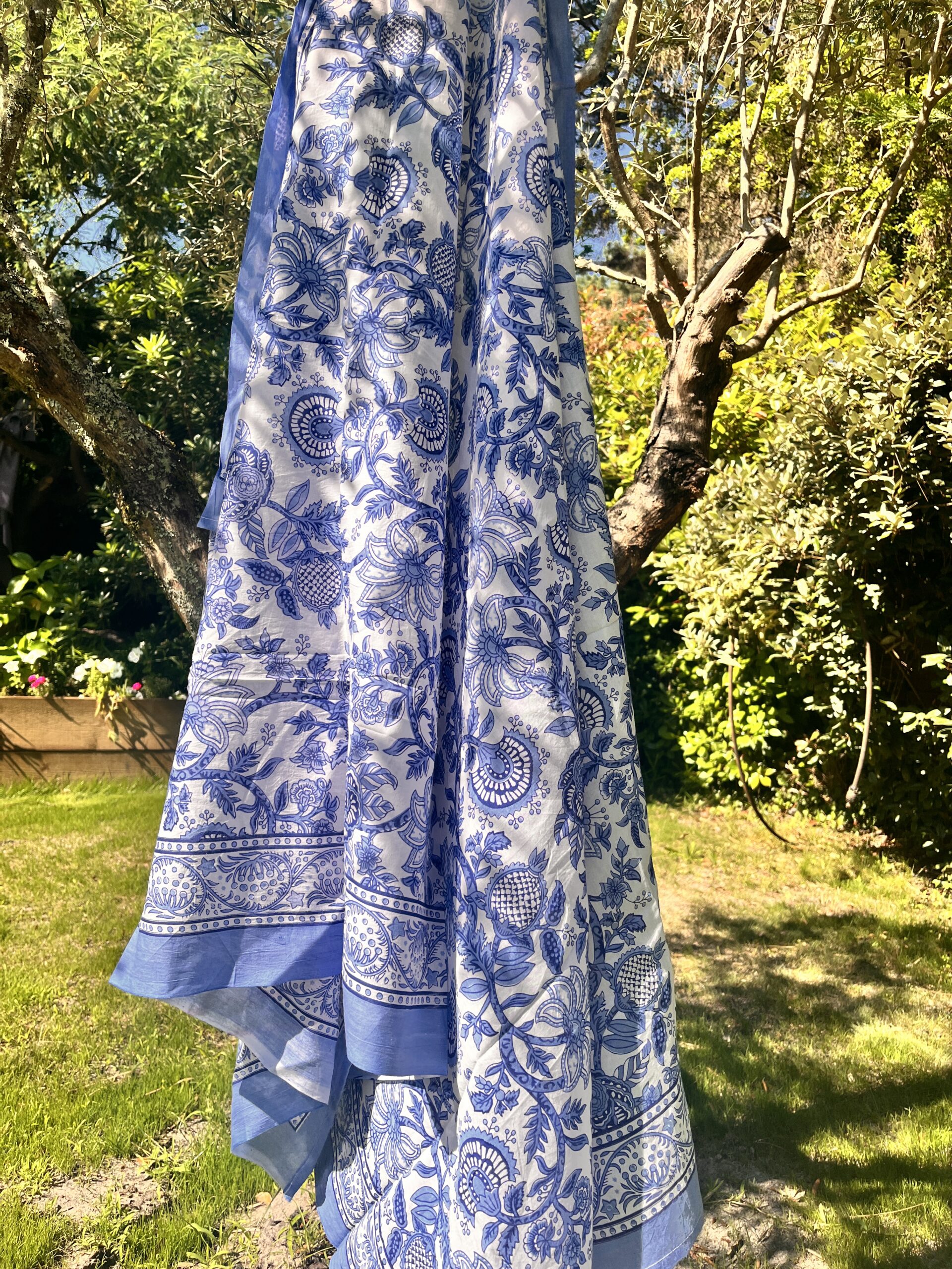 paréo sarong indien voile de coton indien leger fleuri doux coloré jane rouge bleu blanc vert orange gris taupe citron bordure decorée pour la plage Ma Jungle family céladon violet