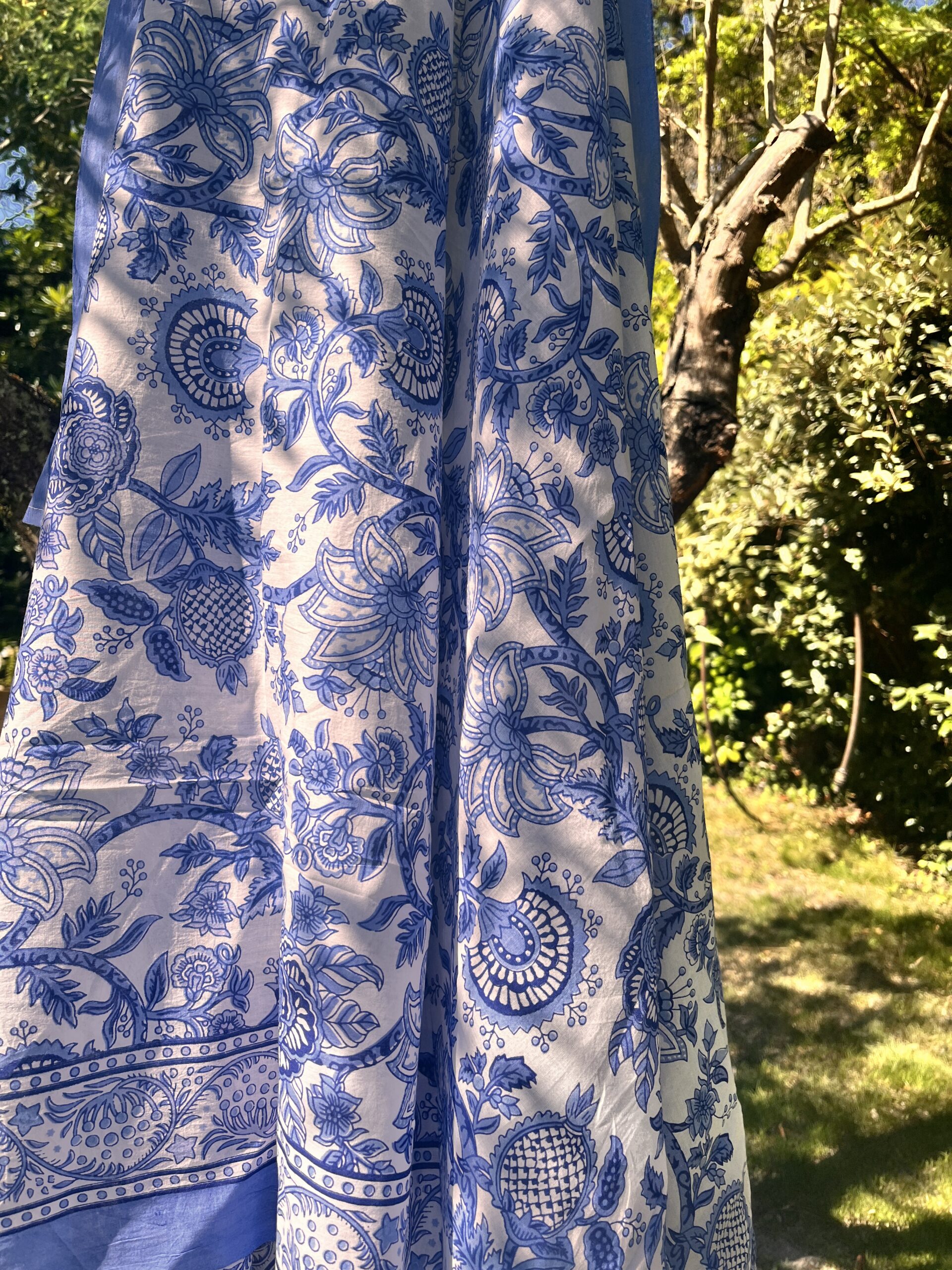 paréo sarong indien voile de coton indien leger fleuri doux coloré jane rouge bleu blanc vert orange gris taupe citron bordure decorée pour la plage Ma Jungle family céladon violet