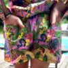 Cet ensemble unique associe le charme de l’artisanat indien et le savoir-faire de notre atelier bordelais. La chemise à col Mao, élégamment boutonnée avec de sublimes boutons en nacre, est imprimée à la main selon la technique ancestrale du block print en Inde. Le short assorti reprend les mêmes imprimés et se distingue par ses finitions soignées : poches latérales et arrières, petits boutons délicats sur les côtés, cuisses en nacre… chaque détail compte. Un look à la fois décontracté et raffiné, pensé pour celles qui aiment porter des pièces uniques, responsables et empreintes de voyage. Créé avec amour à Bordeaux, fabriqué à la main entre ici et ailleurs. Imprimé blockprint Frida Kahlo marine