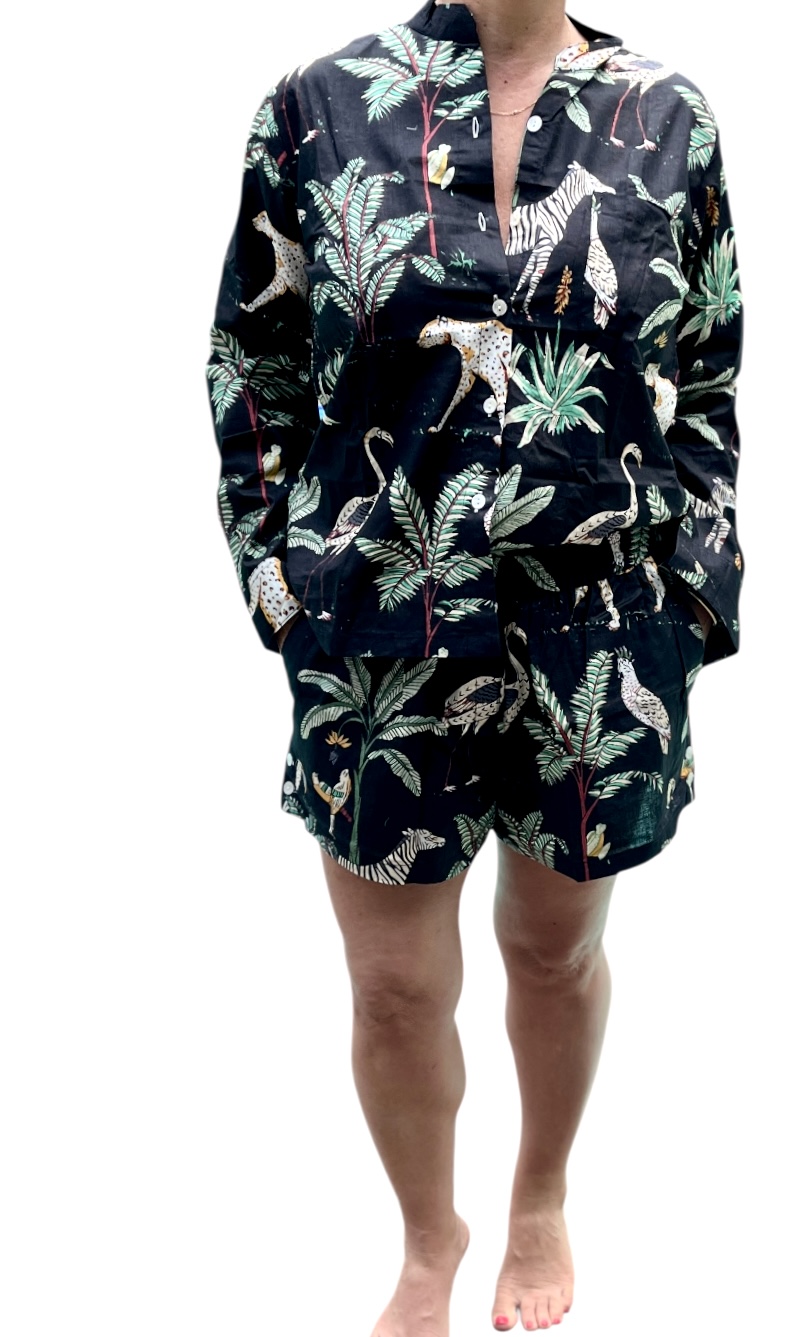 Cet ensemble unique associe le charme de l’artisanat indien et le savoir-faire de notre atelier bordelais. La chemise à col Mao, élégamment boutonnée avec de sublimes boutons en nacre, est imprimée à la main selon la technique ancestrale du block print en Inde. Le short assorti reprend les mêmes imprimés et se distingue par ses finitions soignées : poches latérales et arrières, petits boutons délicats sur les côtés, cuisses en nacre… chaque détail compte. Un look à la fois décontracté et raffiné, pensé pour celles qui aiment porter des pièces uniques, responsables et empreintes de voyage. Créé avec amour à Bordeaux, fabriqué à la main entre ici et ailleurs. Imprimé blockprint jungle léopard palmiers zebre GKERO