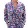Cet ensemble unique associe le charme de l’artisanat indien et le savoir-faire de notre atelier bordelais. La chemise à col Mao, élégamment boutonnée avec de sublimes boutons en nacre, est imprimée à la main selon la technique ancestrale du block print en Inde. Le short assorti reprend les mêmes imprimés et se distingue par ses finitions soignées : poches latérales et arrières, petits boutons délicats sur les côtés, cuisses en nacre… chaque détail compte. Un look à la fois décontracté et raffiné, pensé pour celles qui aiment porter des pièces uniques, responsables et empreintes de voyage. Créé avec amour à Bordeaux, fabriqué à la main entre ici et ailleurs. Imprimé blockprint fleurs rose et bleu marine