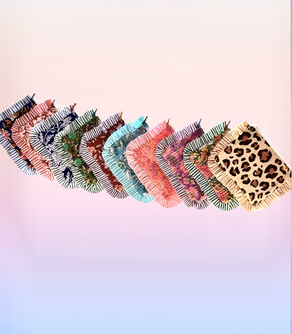 Pochette trousse en coton indien matelasse fleuris avec une bordure a froufrou rayée. Fermeture éclaire, école rangement, sac a main Ma Jungle Family Rose bleu vert violet léopard safran jaune rouge orange