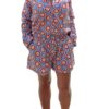 Cet ensemble unique associe le charme de l’artisanat indien et le savoir-faire de notre atelier bordelais. La chemise à col Mao, élégamment boutonnée avec de sublimes boutons en nacre, est imprimée à la main selon la technique ancestrale du block print en Inde. Le short assorti reprend les mêmes imprimés et se distingue par ses finitions soignées : poches latérales et arrières, petits boutons délicats sur les côtés, cuisses en nacre… chaque détail compte. Un look à la fois décontracté et raffiné, pensé pour celles qui aiment porter des pièces uniques, responsables et empreintes de voyage. Créé avec amour à Bordeaux, fabriqué à la main entre ici et ailleurs.