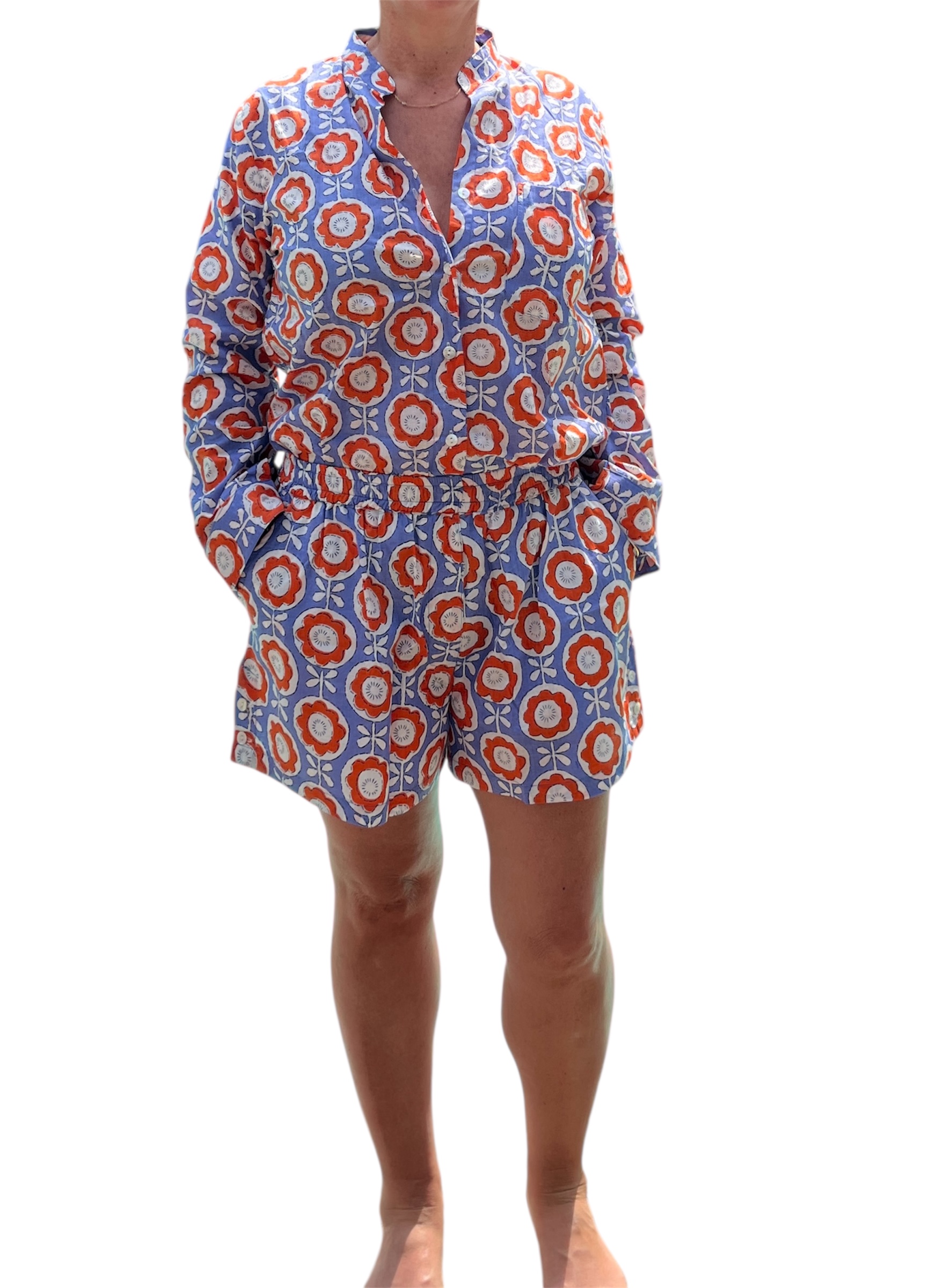 Cet ensemble unique associe le charme de l’artisanat indien et le savoir-faire de notre atelier bordelais. La chemise à col Mao, élégamment boutonnée avec de sublimes boutons en nacre, est imprimée à la main selon la technique ancestrale du block print en Inde. Le short assorti reprend les mêmes imprimés et se distingue par ses finitions soignées : poches latérales et arrières, petits boutons délicats sur les côtés, cuisses en nacre… chaque détail compte. Un look à la fois décontracté et raffiné, pensé pour celles qui aiment porter des pièces uniques, responsables et empreintes de voyage. Créé avec amour à Bordeaux, fabriqué à la main entre ici et ailleurs.