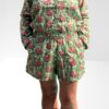 Cet ensemble unique associe le charme de l’artisanat indien et le savoir-faire de notre atelier bordelais. La chemise à col Mao, élégamment boutonnée avec de sublimes boutons en nacre, est imprimée à la main selon la technique ancestrale du block print en Inde. Le short assorti reprend les mêmes imprimés et se distingue par ses finitions soignées : poches latérales et arrières, petits boutons délicats sur les côtés, cuisses en nacre… chaque détail compte. Un look à la fois décontracté et raffiné, pensé pour celles qui aiment porter des pièces uniques, responsables et empreintes de voyage. Créé avec amour à Bordeaux, fabriqué à la main entre ici et ailleurs. Tissu fleuri vert et rose