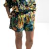Cet ensemble unique associe le charme de l’artisanat indien et le savoir-faire de notre atelier bordelais. La chemise à col Mao, élégamment boutonnée avec de sublimes boutons en nacre, est imprimée à la main selon la technique ancestrale du block print en Inde. Le short assorti reprend les mêmes imprimés et se distingue par ses finitions soignées : poches latérales et arrières, petits boutons délicats sur les côtés, cuisses en nacre… chaque détail compte. Un look à la fois décontracté et raffiné, pensé pour celles qui aiment porter des pièces uniques, responsables et empreintes de voyage. Créé avec amour à Bordeaux, fabriqué à la main entre ici et ailleurs. Imprimé blockprint Frida Kahlo marine
