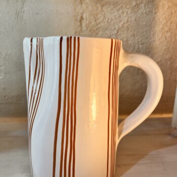 Carafe vase pichet beldi en ceramique bleu canard blanche fabriqué à la main au maroc gravure Ma Jungle Family chabichic carafe pichet Rayures marine Essaouira