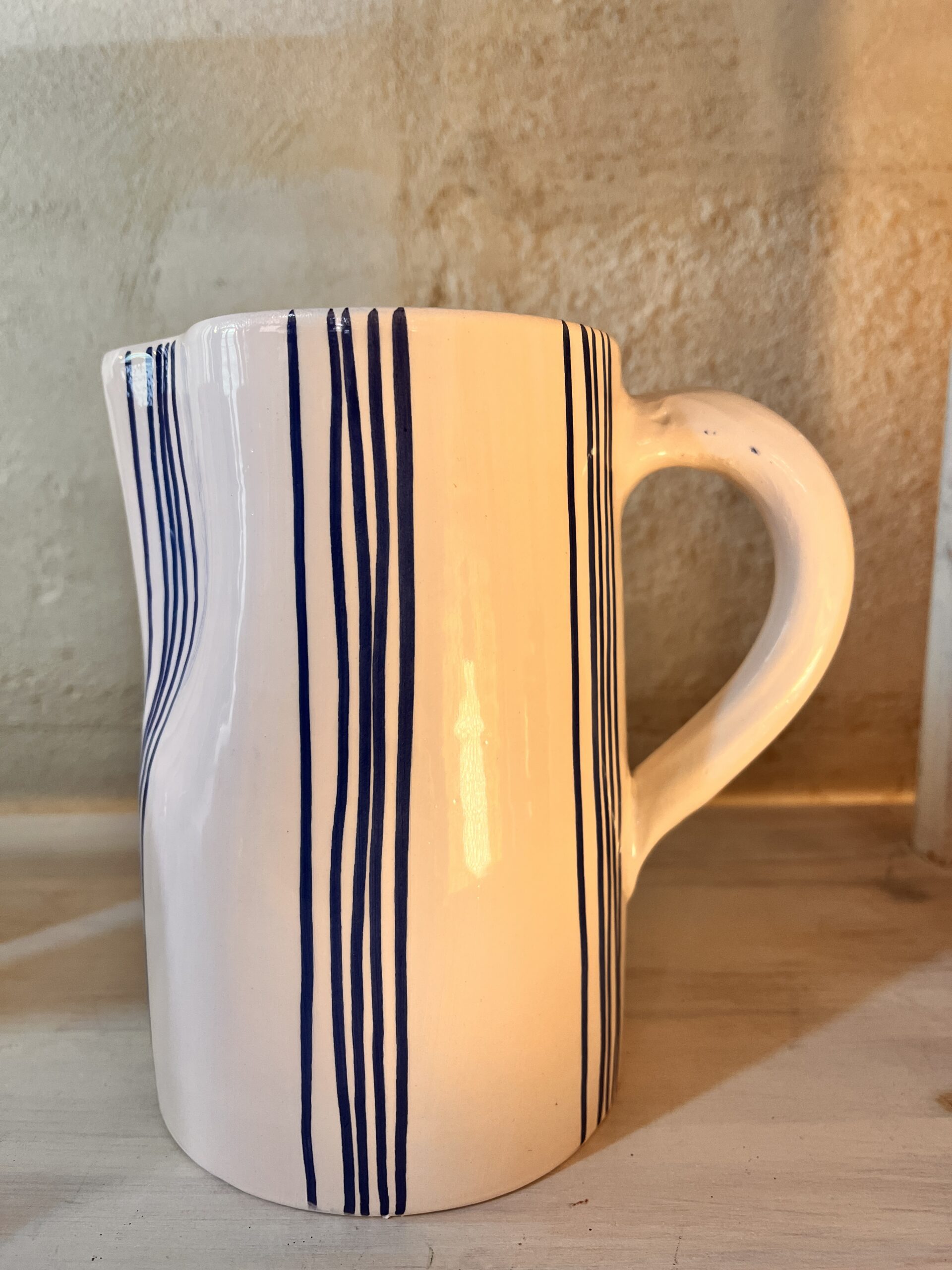 Carafe vase pichet beldi en ceramique bleu canard blanche fabriqué à la main au maroc gravure Ma Jungle Family chabichic carafe pichet Rayures marine Essaoiuira