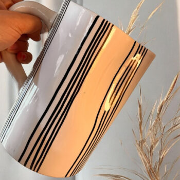 Carafe vase pichet beldi en ceramique bleu canard blanche fabriqué à la main au maroc gravure Ma Jungle Family chabichic carafe pichet Rayures marine Essaouira