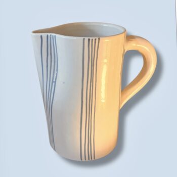 Carafe vase pichet beldi en ceramique bleu canard blanche fabriqué à la main au maroc gravure Ma Jungle Family chabichic carafe pichet Rayures marine Essaouira, bleue ciel