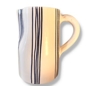 Carafe vase pichet beldi en ceramique bleu canard blanche fabriqué à la main au maroc gravure Ma Jungle Family chabichic carafe pichet Rayures marine