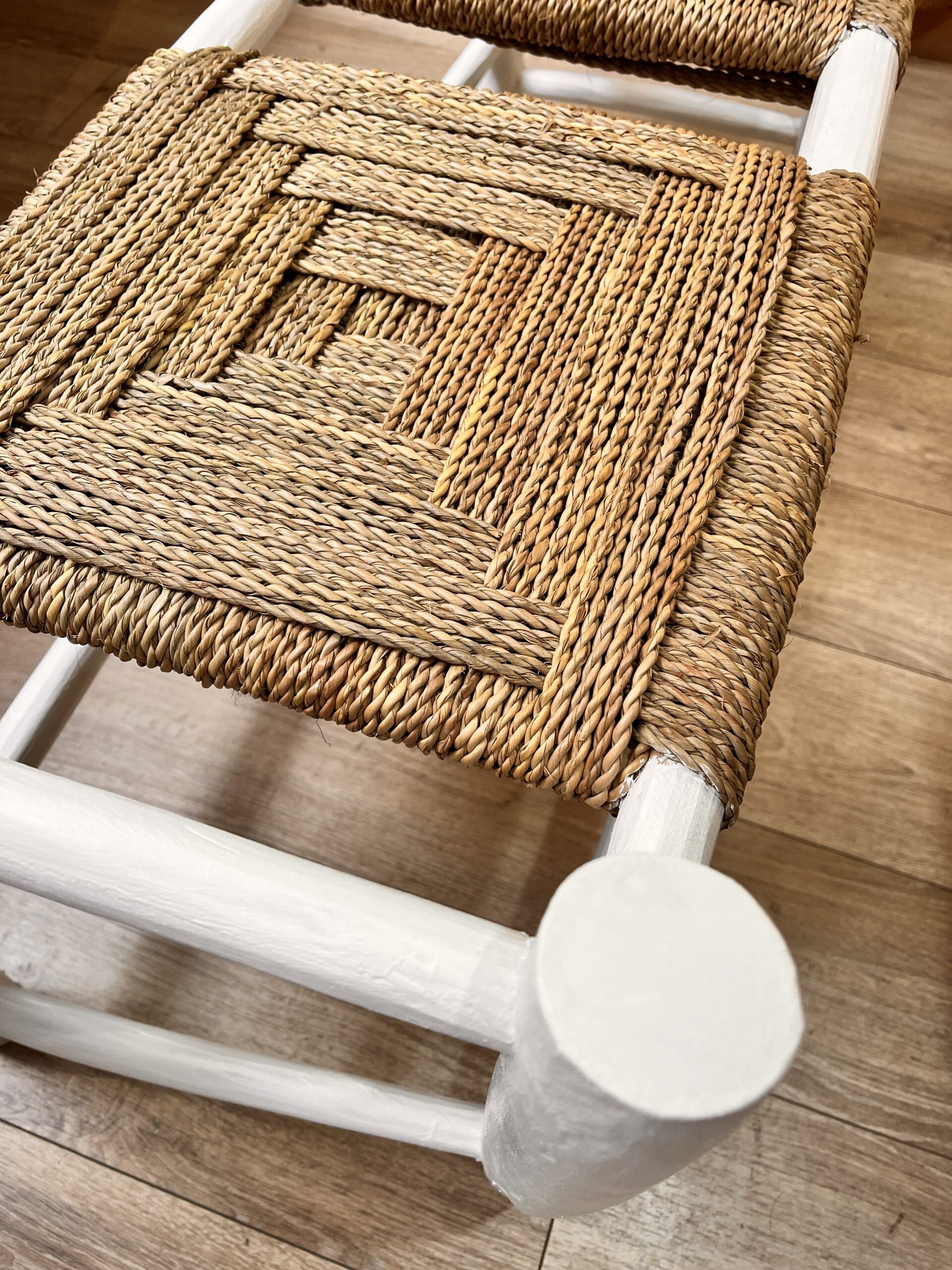 Banc marocain en doum feuille de palmier blanc bouclé assise Ma Jungle Family