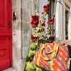 Tote bag kantha réversible en coton recyclé, cousu main à partir de saris indiens, avec poche extérieure et intérieure – modèle unique exposé en lumière naturelle.