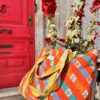 Tote bag kantha réversible en coton recyclé, cousu main à partir de saris indiens, avec poche extérieure et intérieure – modèle unique exposé en lumière naturelle.