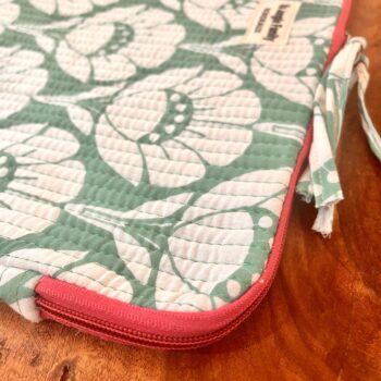 Housse d’ordinateur en coton indien matelassé avec imprimé floral block-print, format 15 pouces, faite main. Housse d’ordinateur artisanale en coton indien, motif original, utilisée pour transporter un laptop, Accessoire éthique : housse ordinateur bohème en coton imprimé, tenue à la main dans un décor naturel. Housse d’ordinateur Ma Jungle Family – coton indien artisanal – Bordeaux Fleuriste colorés hibiscus vert et orange, lotus vert et violet