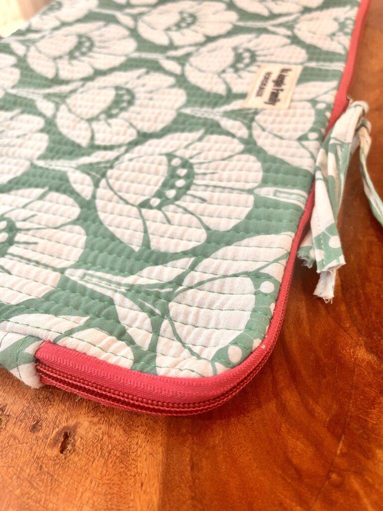 Housse d’ordinateur en coton indien matelassé avec imprimé floral block-print, format 15 pouces, faite main. Housse d’ordinateur artisanale en coton indien, motif original, utilisée pour transporter un laptop, Accessoire éthique : housse ordinateur bohème en coton imprimé, tenue à la main dans un décor naturel. Housse d’ordinateur Ma Jungle Family – coton indien artisanal – Bordeaux Fleuriste colorés hibiscus vert et orange, lotus vert et violet