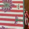 Housse d’ordinateur en coton indien matelassé avec imprimé floral block-print, format 15 pouces, faite main. Housse d’ordinateur artisanale en coton indien, motif original, utilisée pour transporter un laptop, Accessoire éthique : housse ordinateur bohème en coton imprimé, tenue à la main dans un décor naturel. Housse d’ordinateur Ma Jungle Family – coton indien artisanal – Bordeaux Fleuriste colorés hibiscus vert et orange, rouge palmier