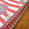 Housse d’ordinateur en coton indien matelassé avec imprimé floral block-print, format 15 pouces, faite main. Housse d’ordinateur artisanale en coton indien, motif original, utilisée pour transporter un laptop, Accessoire éthique : housse ordinateur bohème en coton imprimé, tenue à la main dans un décor naturel. Housse d’ordinateur Ma Jungle Family – coton indien artisanal – Bordeaux Fleuriste colorés hibiscus vert et orange, rouge palmier