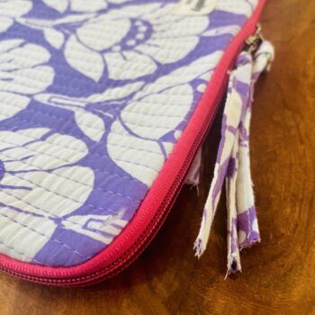 Housse d’ordinateur en coton indien matelassé avec imprimé floral block-print, format 15 pouces, faite main. Housse d’ordinateur artisanale en coton indien, motif original, utilisée pour transporter un laptop, Accessoire éthique : housse ordinateur bohème en coton imprimé, tenue à la main dans un décor naturel. Housse d’ordinateur Ma Jungle Family – coton indien artisanal – Bordeaux Fleuriste colorés hibiscus vert et orange