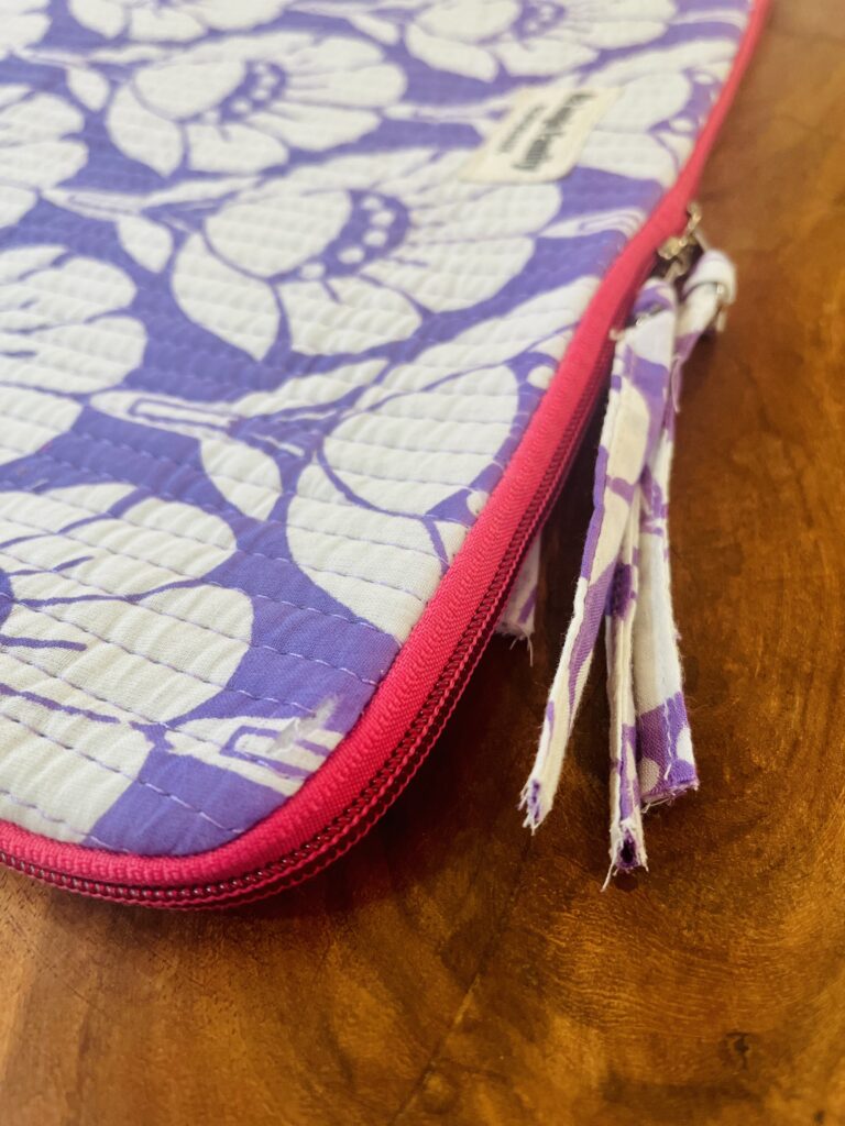 Housse d’ordinateur en coton indien matelassé avec imprimé floral block-print, format 15 pouces, faite main. Housse d’ordinateur artisanale en coton indien, motif original, utilisée pour transporter un laptop, Accessoire éthique : housse ordinateur bohème en coton imprimé, tenue à la main dans un décor naturel. Housse d’ordinateur Ma Jungle Family – coton indien artisanal – Bordeaux Fleuriste colorés hibiscus vert et orange