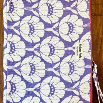 Housse d’ordinateur en coton indien matelassé avec imprimé floral block-print, format 15 pouces, faite main. Housse d’ordinateur artisanale en coton indien, motif original, utilisée pour transporter un laptop, Accessoire éthique : housse ordinateur bohème en coton imprimé, tenue à la main dans un décor naturel. Housse d’ordinateur Ma Jungle Family – coton indien artisanal – Bordeaux Fleuriste colorés hibiscus vert et orange