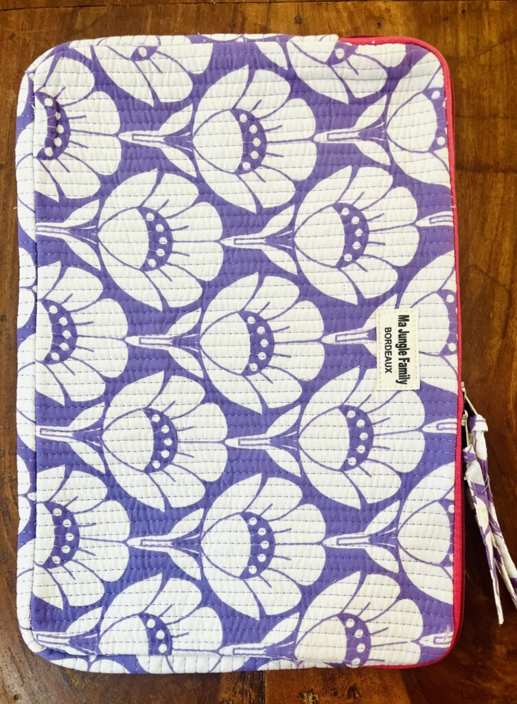 Housse d’ordinateur en coton indien matelassé avec imprimé floral block-print, format 15 pouces, faite main. Housse d’ordinateur artisanale en coton indien, motif original, utilisée pour transporter un laptop, Accessoire éthique : housse ordinateur bohème en coton imprimé, tenue à la main dans un décor naturel. Housse d’ordinateur Ma Jungle Family – coton indien artisanal – Bordeaux Fleuriste colorés hibiscus vert et orange