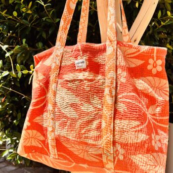 Tote bag kantha réversible en coton recyclé, cousu main à partir de saris indiens, avec poche extérieure et intérieure – modèle unique exposé en lumière naturelle. Corail