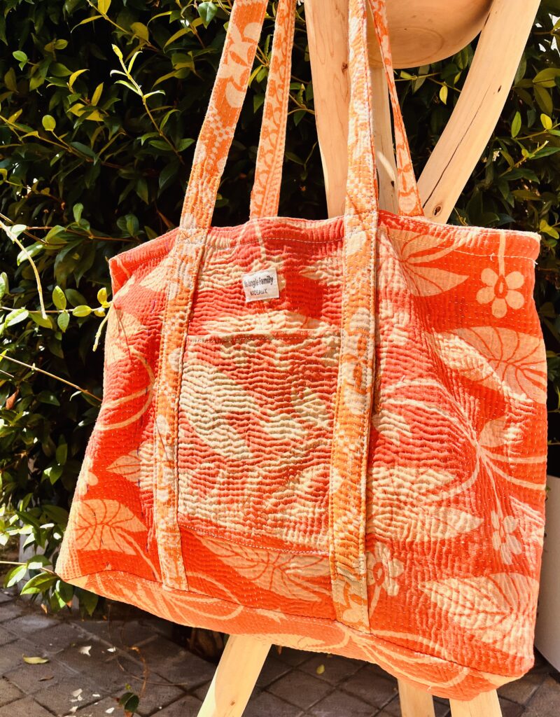 Tote bag kantha réversible en coton recyclé, cousu main à partir de saris indiens, avec poche extérieure et intérieure – modèle unique exposé en lumière naturelle. Corail