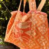 Tote bag kantha réversible en coton recyclé, cousu main à partir de saris indiens, avec poche extérieure et intérieure – modèle unique exposé en lumière naturelle.