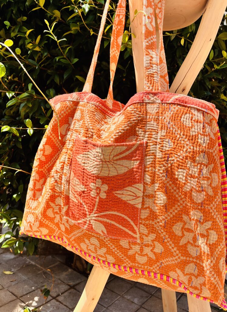 Tote bag kantha réversible en coton recyclé, cousu main à partir de saris indiens, avec poche extérieure et intérieure – modèle unique exposé en lumière naturelle.