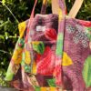 Tote bag kantha réversible en coton recyclé, cousu main à partir de saris indiens, avec poche extérieure et intérieure – modèle unique exposé en lumière naturelle.