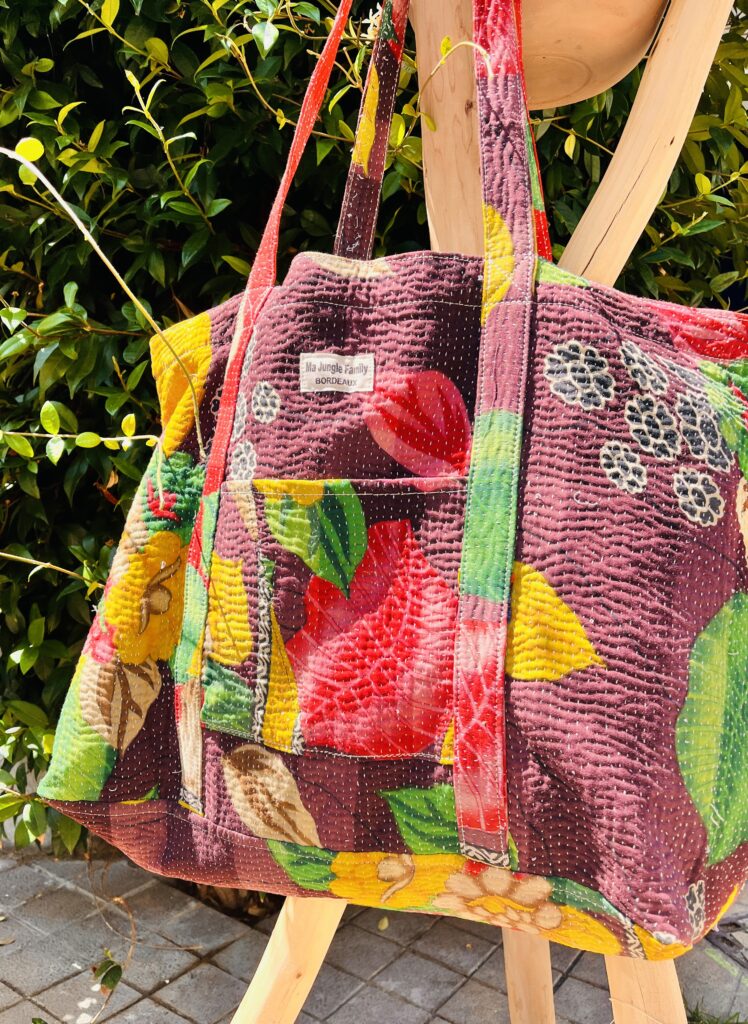 Tote bag kantha réversible en coton recyclé, cousu main à partir de saris indiens, avec poche extérieure et intérieure – modèle unique exposé en lumière naturelle.