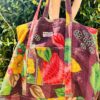Tote bag kantha réversible en coton recyclé, cousu main à partir de saris indiens, avec poche extérieure et intérieure – modèle unique exposé en lumière naturelle. Prune
