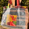 Tote bag kantha réversible en coton recyclé, cousu main à partir de saris indiens, avec poche extérieure et intérieure – modèle unique exposé en lumière naturelle.