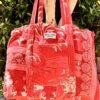 Tote bag kantha réversible en coton recyclé, cousu main à partir de saris indiens, avec poche extérieure et intérieure – modèle unique exposé en lumière naturelle.