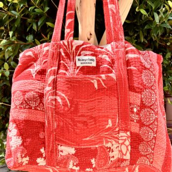 Tote bag kantha réversible en coton recyclé, cousu main à partir de saris indiens, avec poche extérieure et intérieure – modèle unique exposé en lumière naturelle.