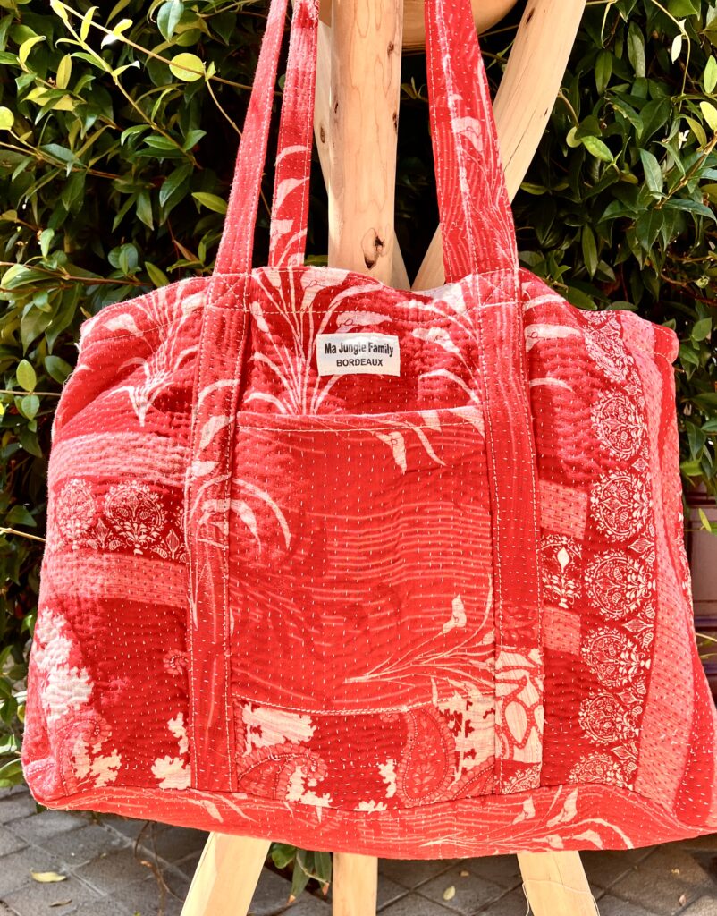 Tote bag kantha réversible en coton recyclé, cousu main à partir de saris indiens, avec poche extérieure et intérieure – modèle unique exposé en lumière naturelle.