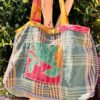 Tote bag kantha réversible en coton recyclé, cousu main à partir de saris indiens, avec poche extérieure et intérieure – modèle unique exposé en lumière naturelle.