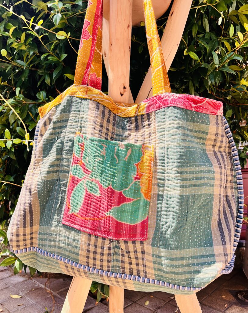 Tote bag kantha réversible en coton recyclé, cousu main à partir de saris indiens, avec poche extérieure et intérieure – modèle unique exposé en lumière naturelle.