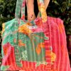 Tote bag kantha réversible en coton recyclé, cousu main à partir de saris indiens, avec poche extérieure et intérieure – modèle unique exposé en lumière naturelle.