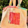 Tote bag kantha réversible en coton recyclé, cousu main à partir de saris indiens, avec poche extérieure et intérieure – modèle unique exposé en lumière naturelle.