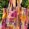 Tote bag kantha réversible en coton recyclé, cousu main à partir de saris indiens, avec poche extérieure et intérieure – modèle unique exposé en lumière naturelle.
