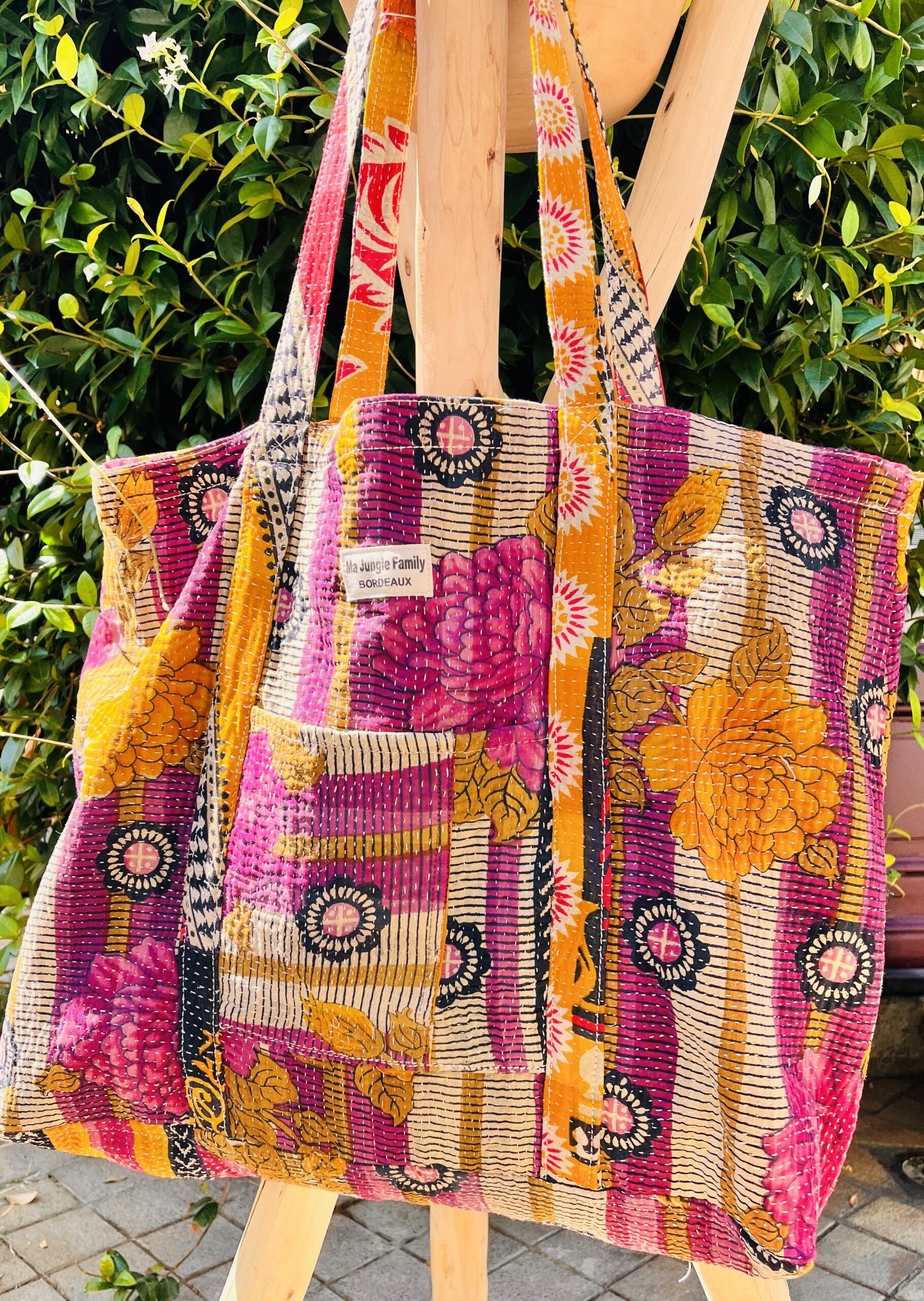 Tote bag kantha réversible en coton recyclé, cousu main à partir de saris indiens, avec poche extérieure et intérieure – modèle unique exposé en lumière naturelle.