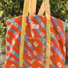 Tote bag kantha réversible en coton recyclé, cousu main à partir de saris indiens, avec poche extérieure et intérieure – modèle unique exposé en lumière naturelle.