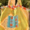Tote bag kantha réversible en coton recyclé, cousu main à partir de saris indiens, avec poche extérieure et intérieure – modèle unique exposé en lumière naturelle.