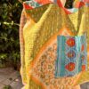 Tote bag kantha réversible en coton recyclé, cousu main à partir de saris indiens, avec poche extérieure et intérieure – modèle unique exposé en lumière naturelle.